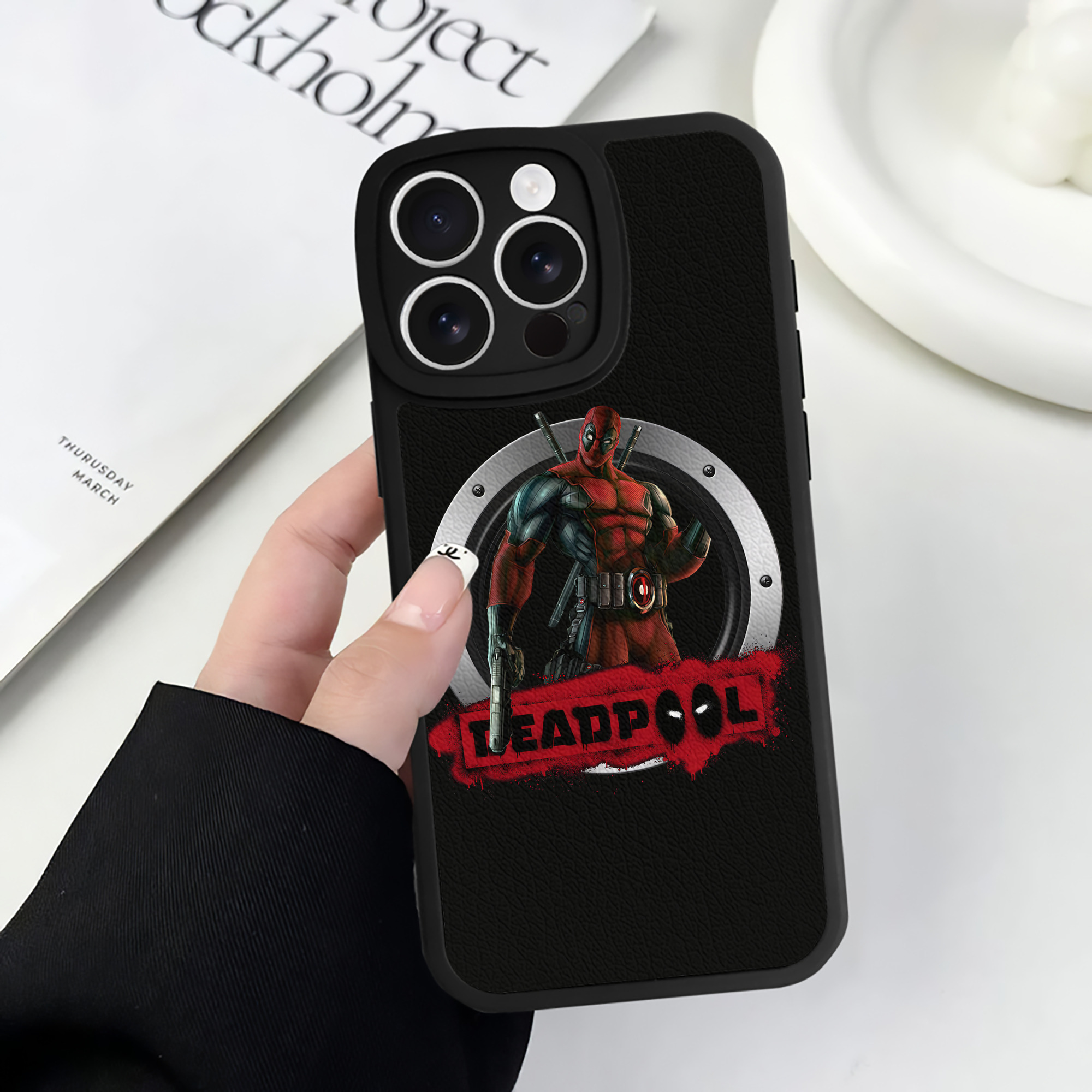 （画像用） Deadpool デッドプール 【iPhone 16シリーズ対応】シリコンスマホケース（レザー調） 材質：シリコン